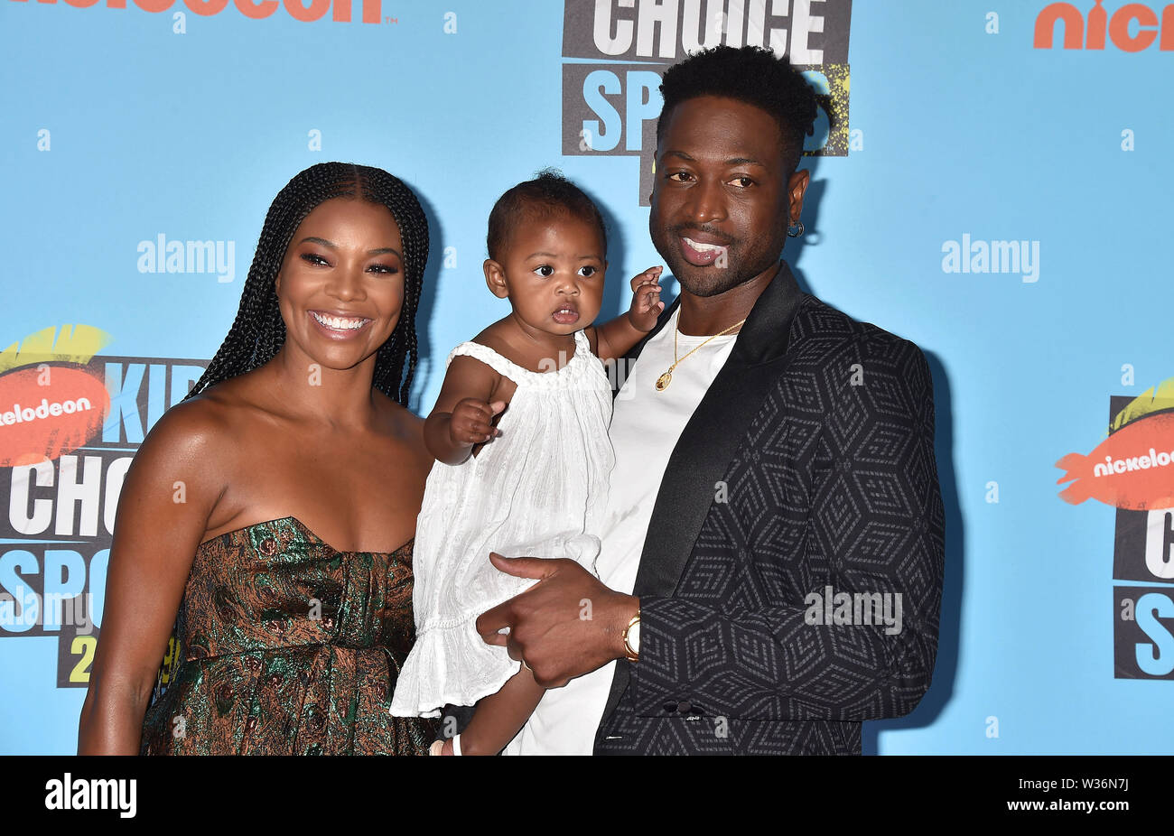 Santa Monica Ca July 11 L R Gabrielle Union Kaavia James Union Wade And Dwyane Wade Attend Nickelodeon Kids Choice Sports 19 At Barker Hangar On July 11 19 In Santa Monica California Stock Photo Alamy