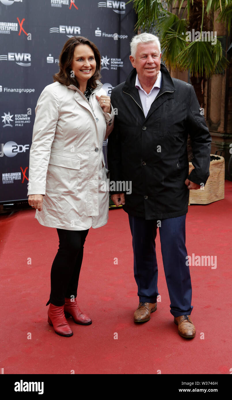 Worms, Germany. 12th July, 2019. Kathrin Anklam-Trapp (left), a member of the Landtag (parliament) of Rhineland-Palatinate, and her partner, the former Lord Mayor of Worms Michael Kissel (right), pose for the cameras at the red carpet of the ‘Nibelungen-Festspiele'. Actors, politicians and other VIPs attended the opening night of the 2019 Nibelungen-Festspiele (Nibelung Festival) in Worms. The play in the 18. Season of the festival is called 'Uberwaltigung' (Overcoming) from author Thomas Melle, and directed by Lilja Rupprecht. Credit: PACIFIC PRESS/Alamy Live News Stock Photo