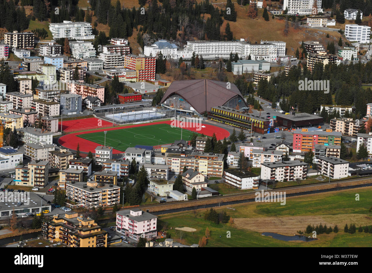 Bladeren verzamelen huisvrouw Pakistan Swiss Alps: The sport center in Davos City where the WEF takes place Stock  Photo - Alamy