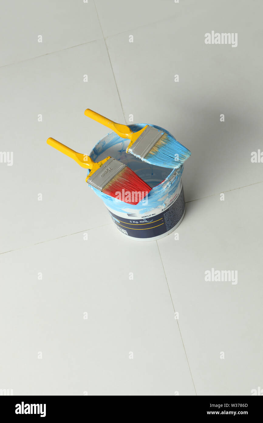 High angle view of open paint can with paintbrushes Stock Photo - Alamy