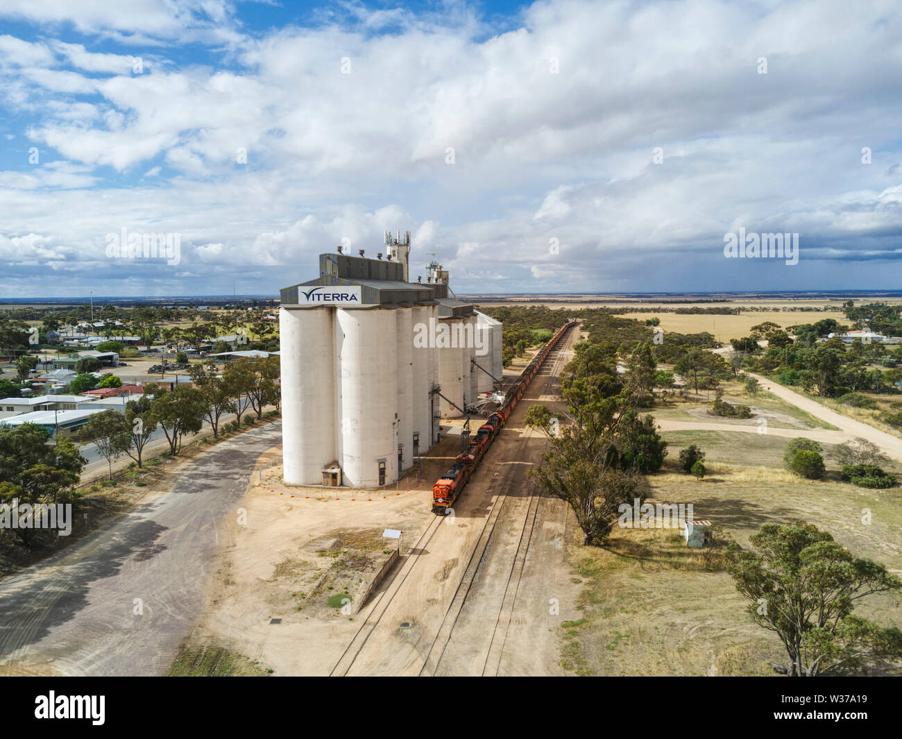 Genesee and Wyoming Australia diesel electric grain Train with four ...