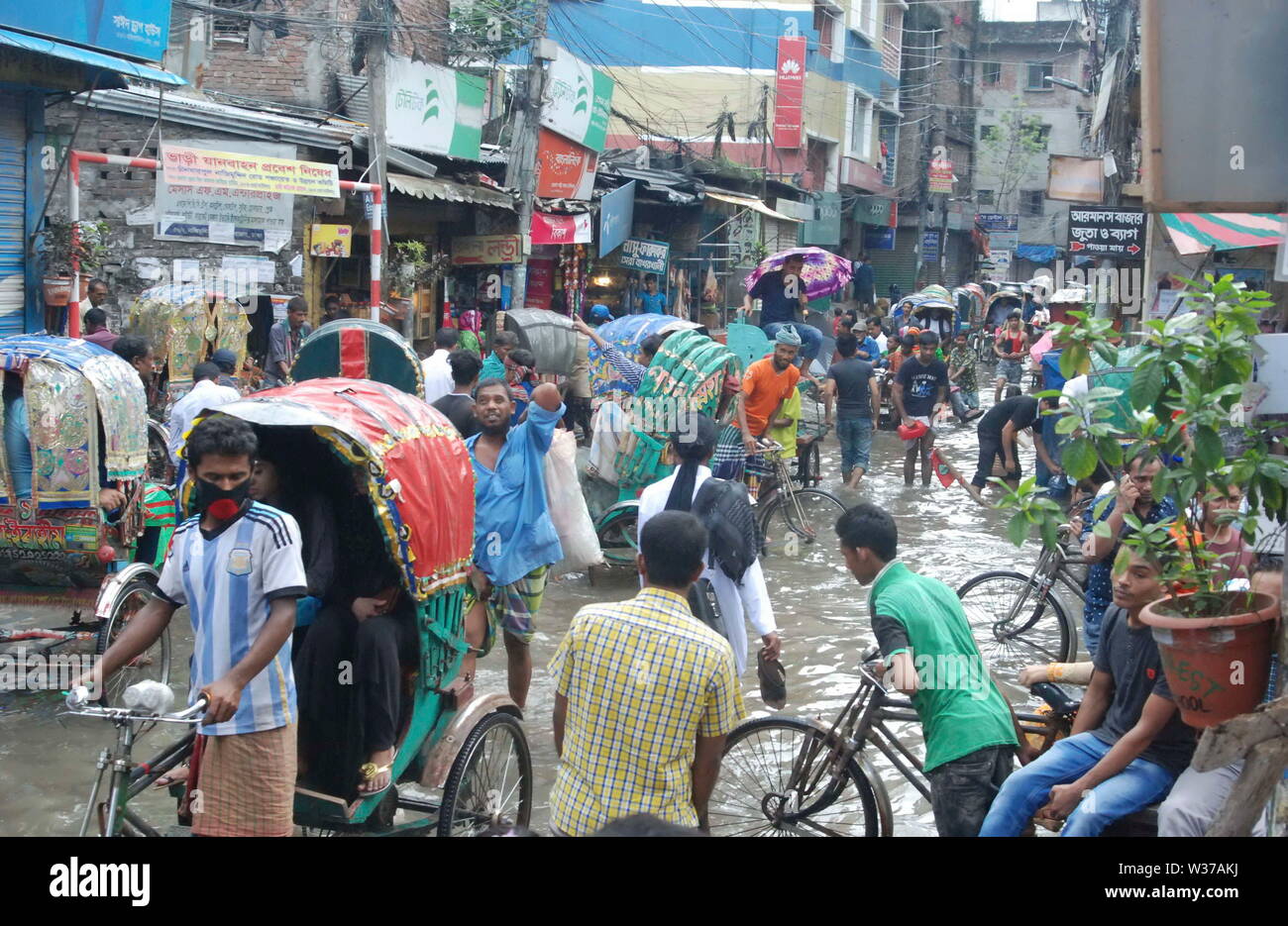Dhaka, Bangladesh. 2017 In the rainy season the pedestrians have to ...