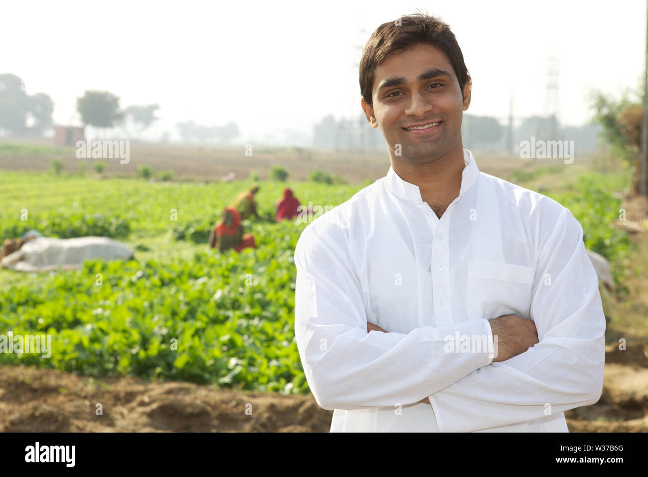 Portrait of a farmer in a field smiling Stock Photo - Alamy
