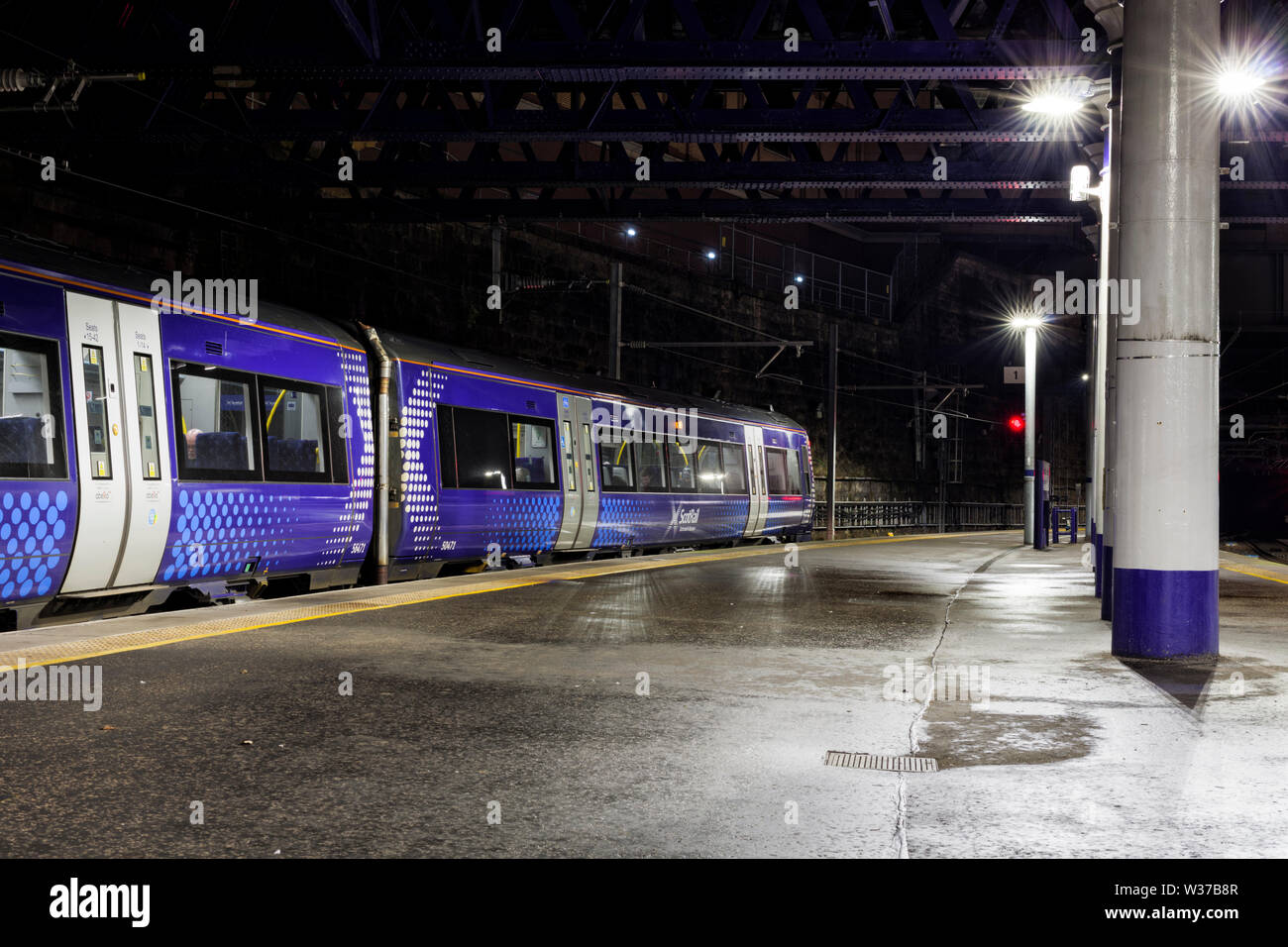 Abellip Scotrail class 170 turbostar train at Glasgow Queen street waiting to depart with the 2049 Glasgow Queen Street - Stirling Stock Photo