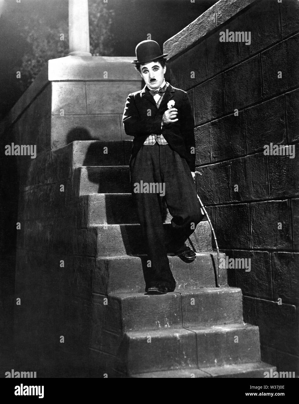 CHARLIE CHAPLIN as the Tramp in CITY LIGHTS 1931 written and directed by Charles Chaplin silent movie comedy with music score Charles Chaplin Productions / United Artists Stock Photo