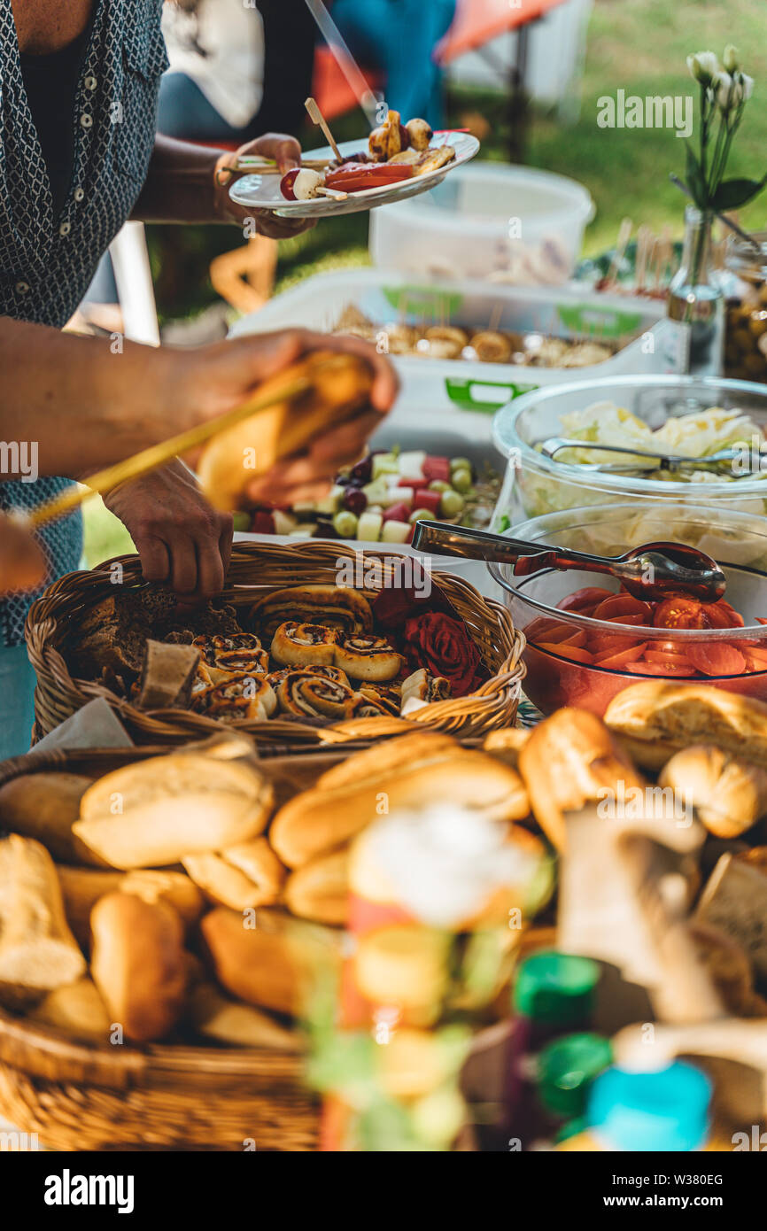 Family picnic table garden hi-res stock photography and images - Alamy