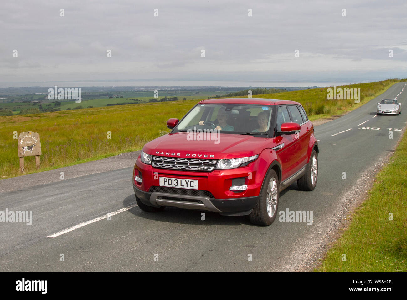 Red Range Rover High Resolution Stock Photography And Images Alamy