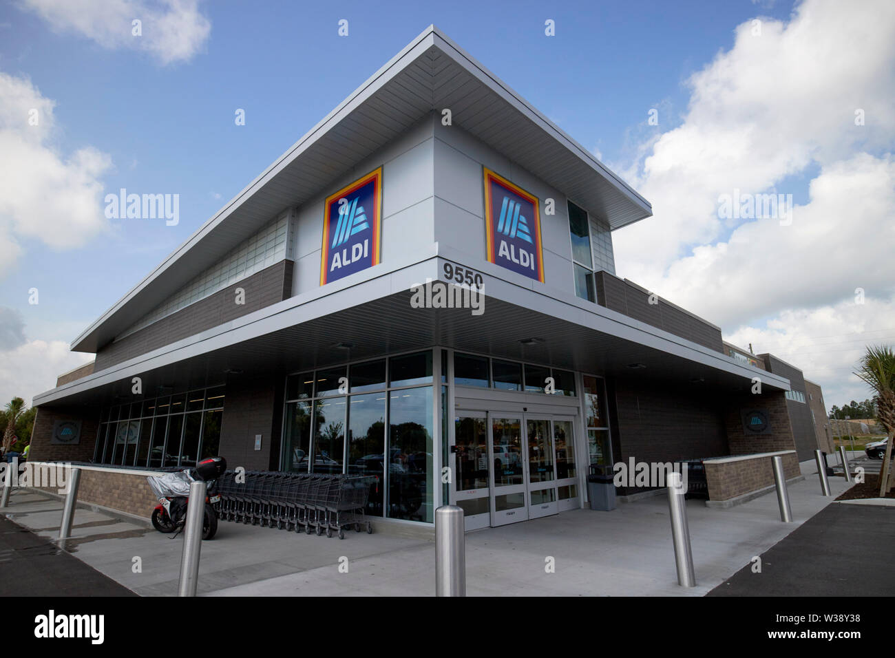 https://c8.alamy.com/comp/W38Y38/aldi-store-in-orlando-florida-usa-united-states-of-america-W38Y38.jpg