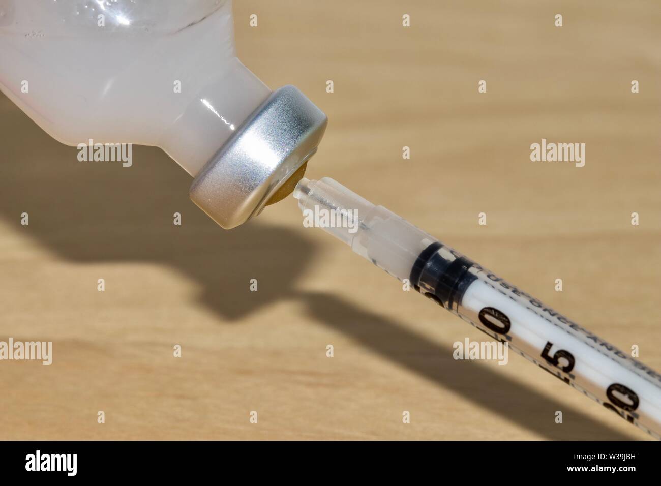 insulin vial and syringe Stock Photo Alamy