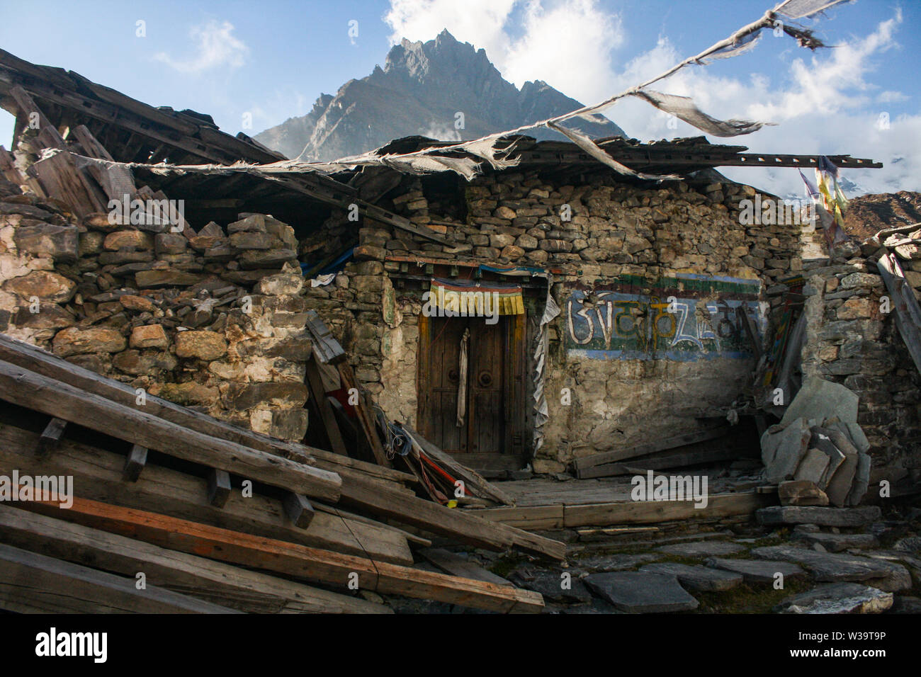 Nepal earthquake 2015 damage hi-res stock photography and images - Alamy
