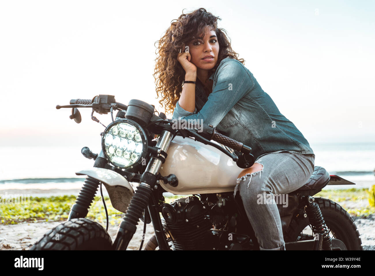 Cafe Racer Girls | Reviewmotors.co