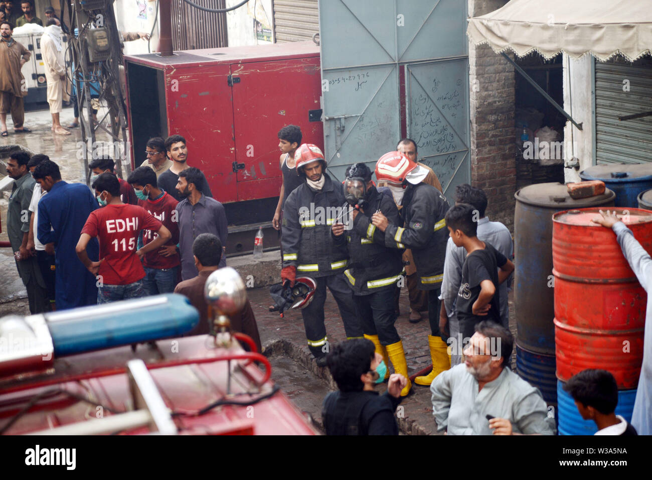 Lahore, Pakistan. 13th July, 2019. A view of erupted smoke as Rescue