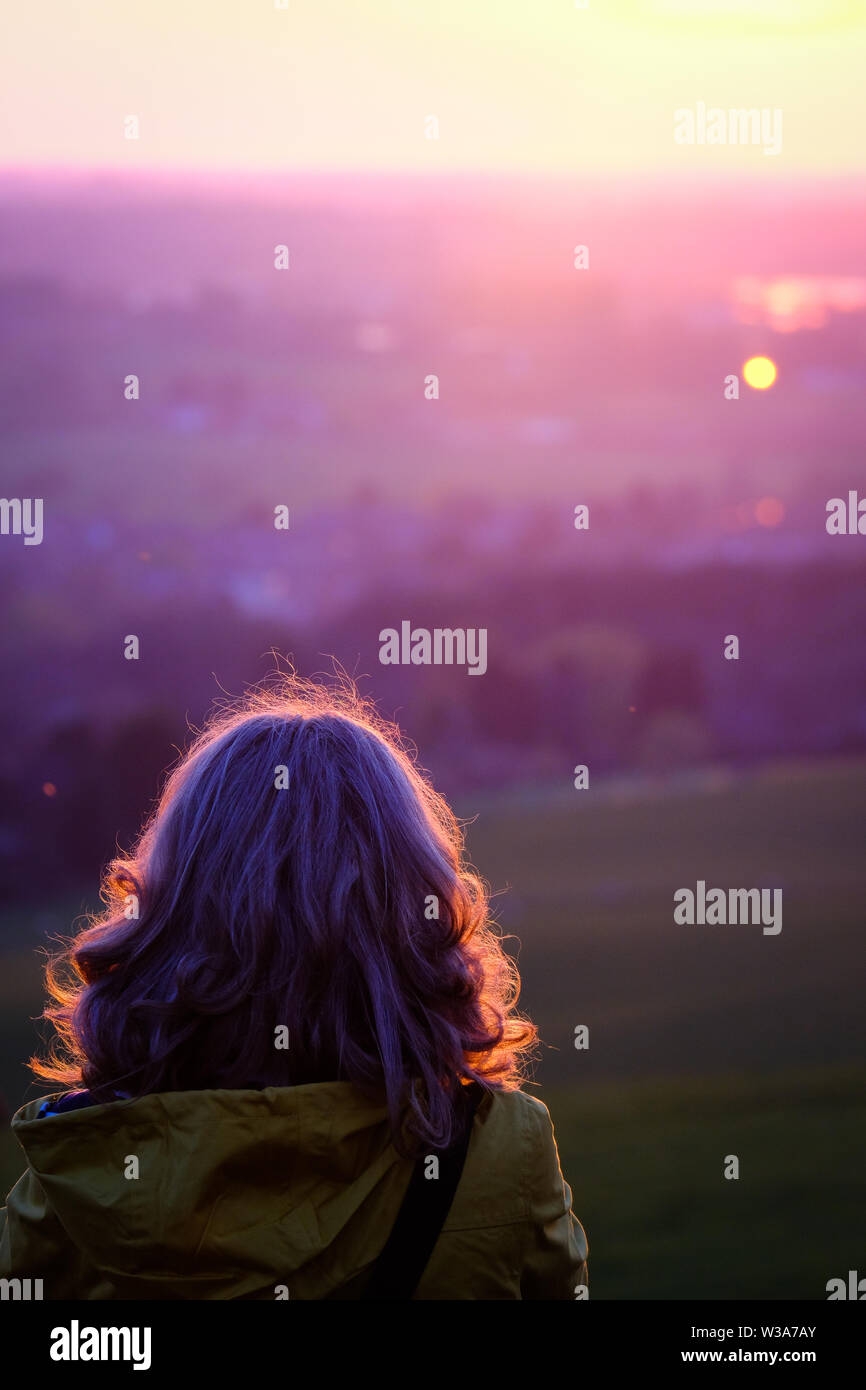 Girl watching sunset hi-res stock photography and images - Alamy