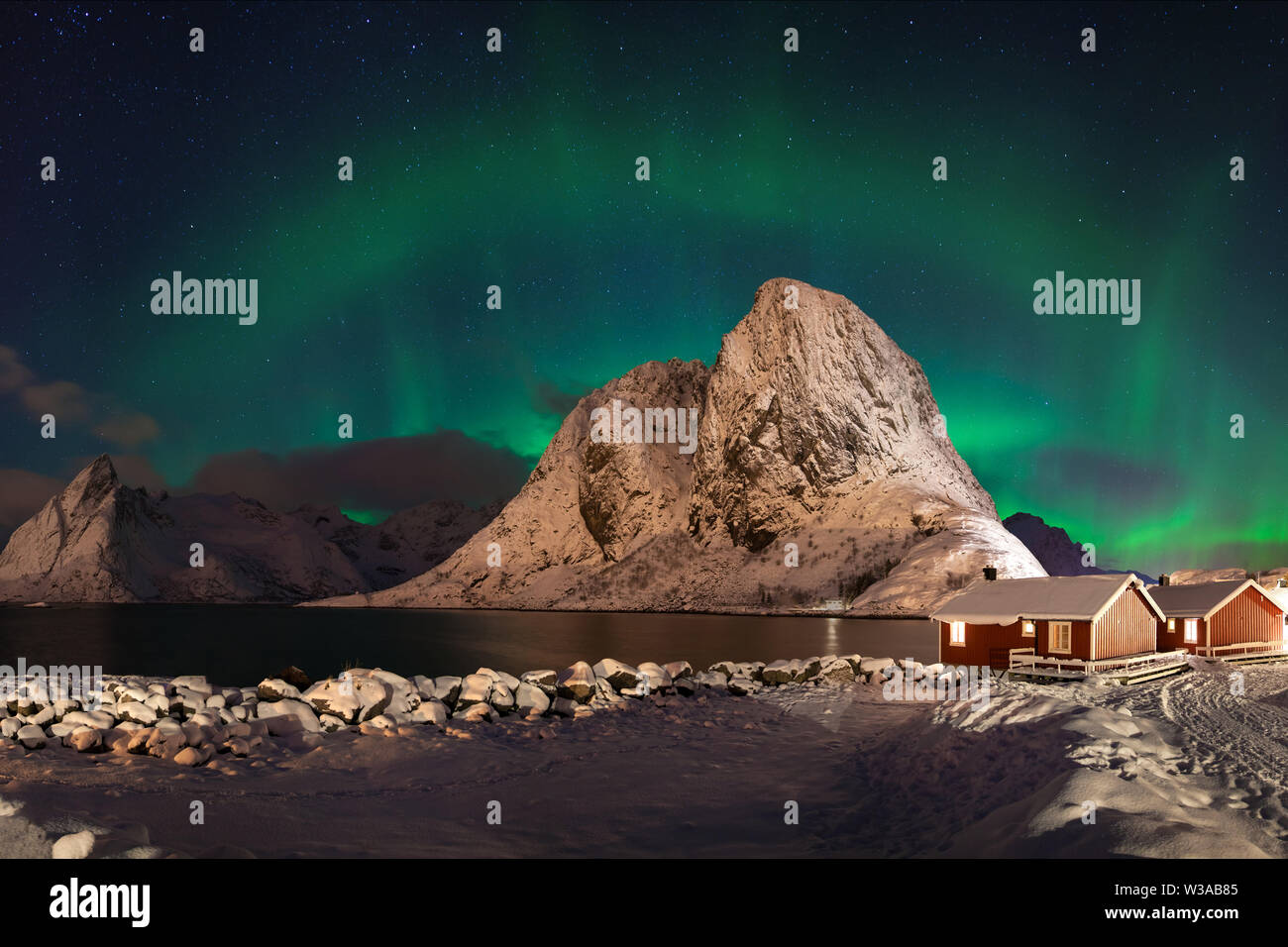 Aurora Borealis on the Lofoten Islands, Norway. Green northern lights above  mountains. Night sky with polar sky above arctic circle. Winter landscape  Stock Photo - Alamy