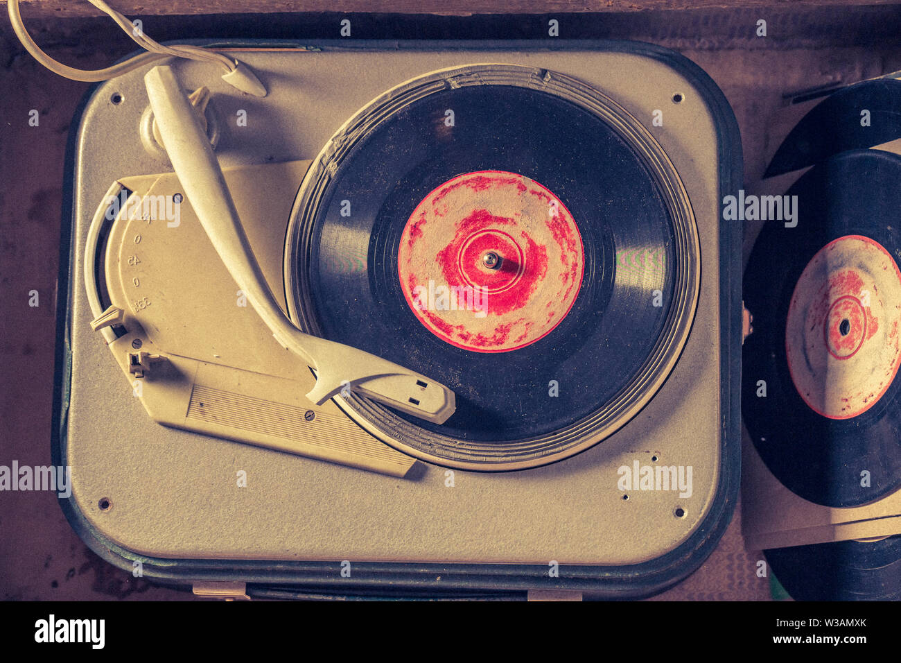Top view of old gramophone with few black vinyl records Stock Photo - Alamy