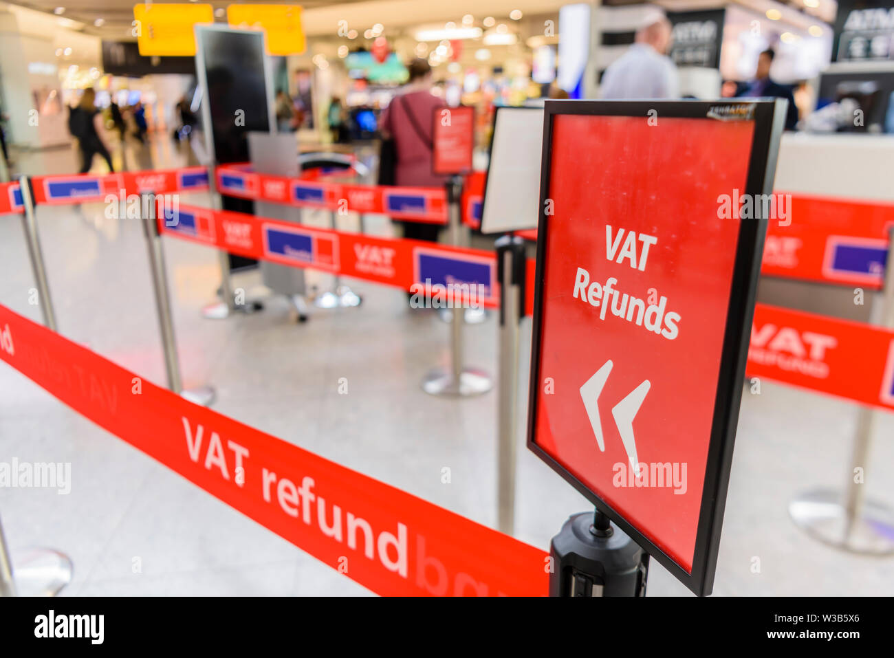 Queue for the VAT Refund desk, operated by Travelex, Terminal 3, Heathrow Airport, London, England, United Kingdom, UK Stock Photo