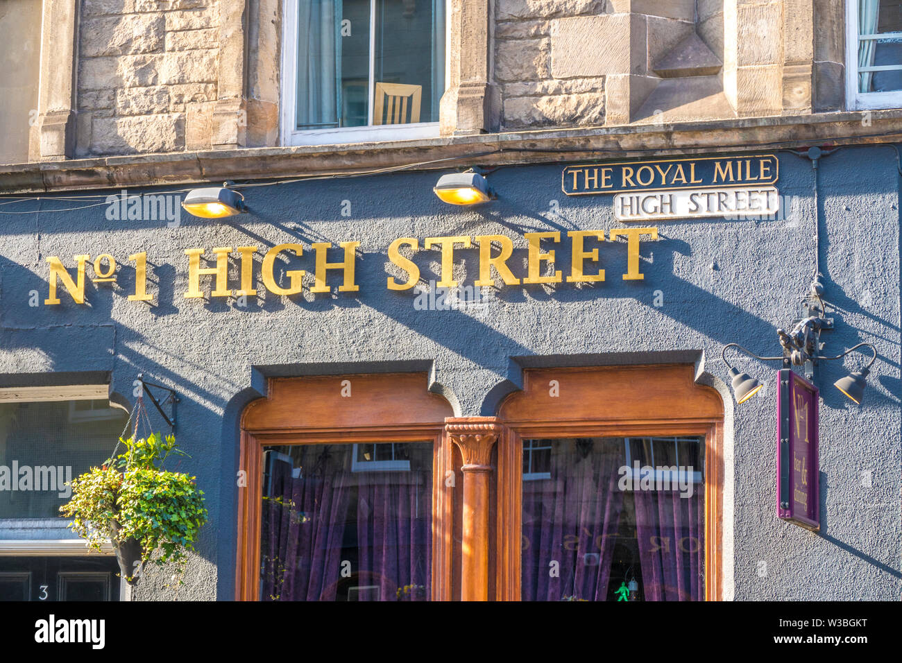 No. 1 High Street – a pub / bar / diner on the Royal Mile in Edinburgh. Scotland, UK. Stock Photo