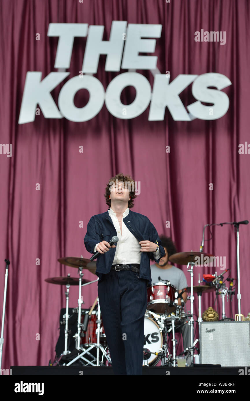Glasgow, UK. 14 July 2019. The Kooks live in Concert at TRNSMT Music Festival on the main stage. Luke Pritchard takes centre stage.Credit: Colin Fisher/Alamy Live NEws Stock Photo