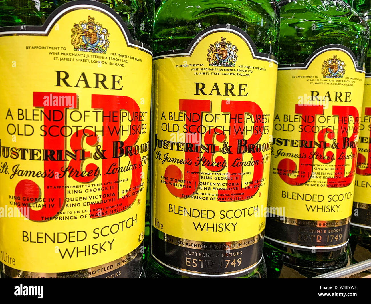 Bottles of J&B blended Scotch whisky on display in a shop. Justerini & Brooks (short: J&B) is a fine wine and spirits merchants founded in St. James's Stock Photo