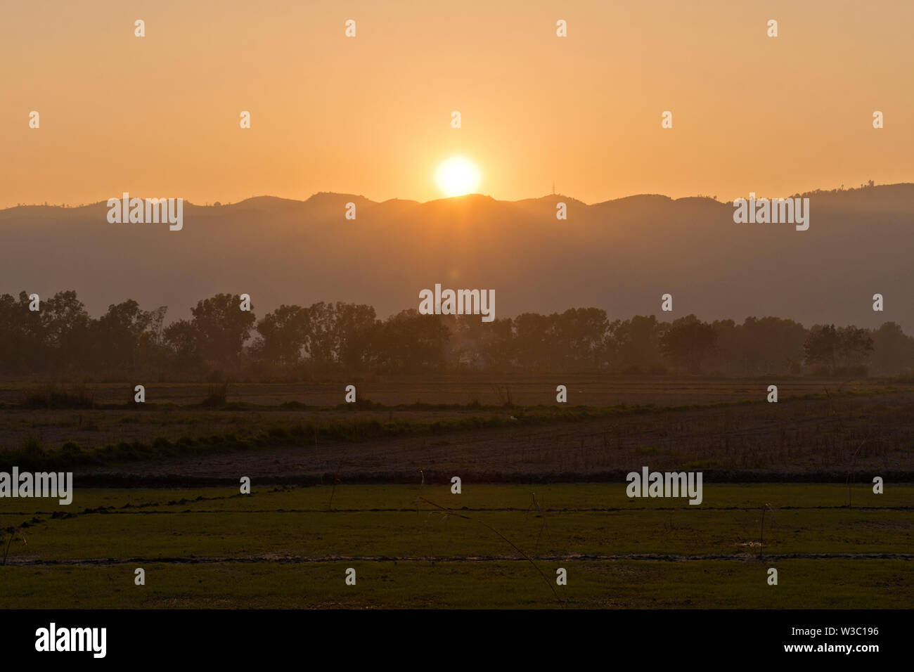Sunset over the Mountains at Nyaung Shwe, Myanmar (Birma) Stock Photo