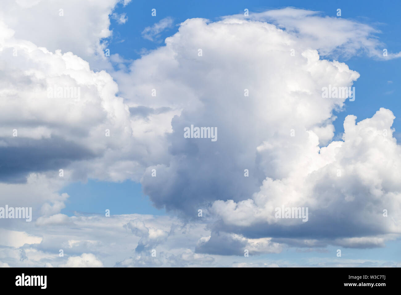 Blue sky background with white cumulus clouds Stock Photo - Alamy