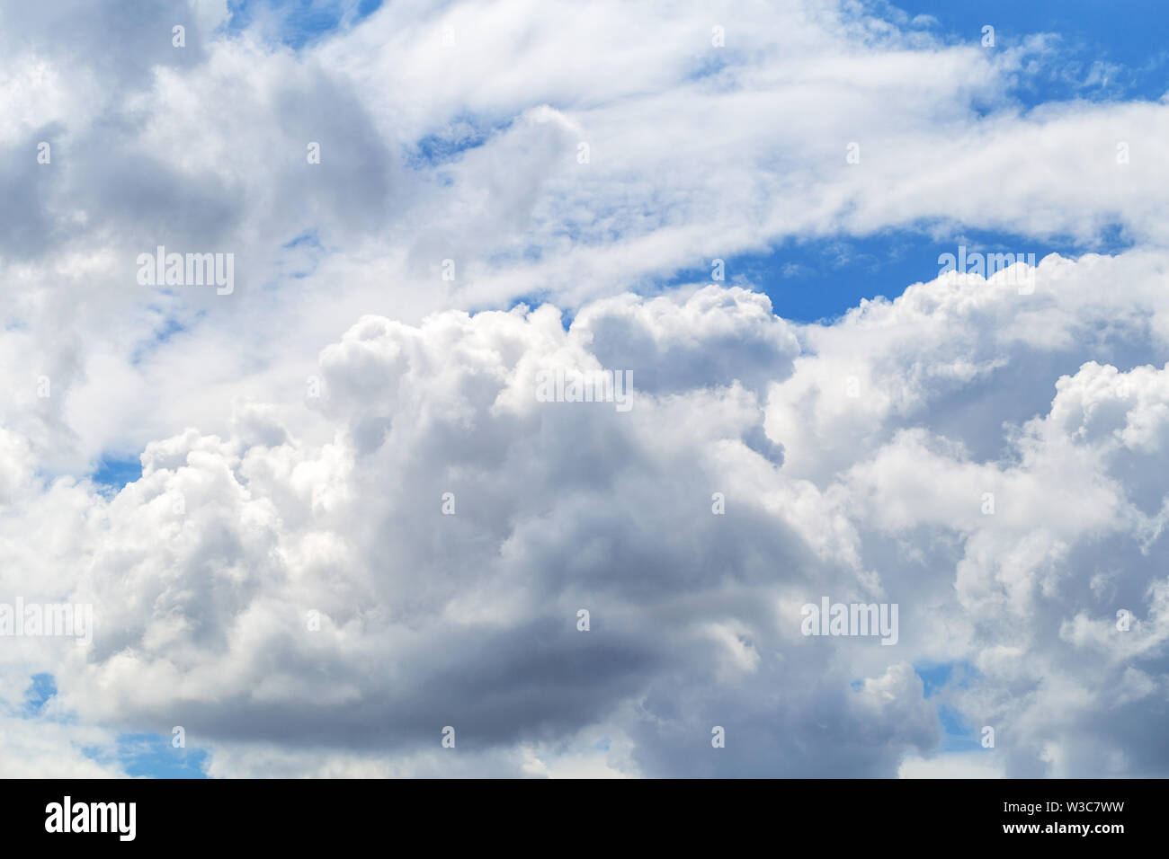 Sky background with white cumulus clouds Stock Photo - Alamy