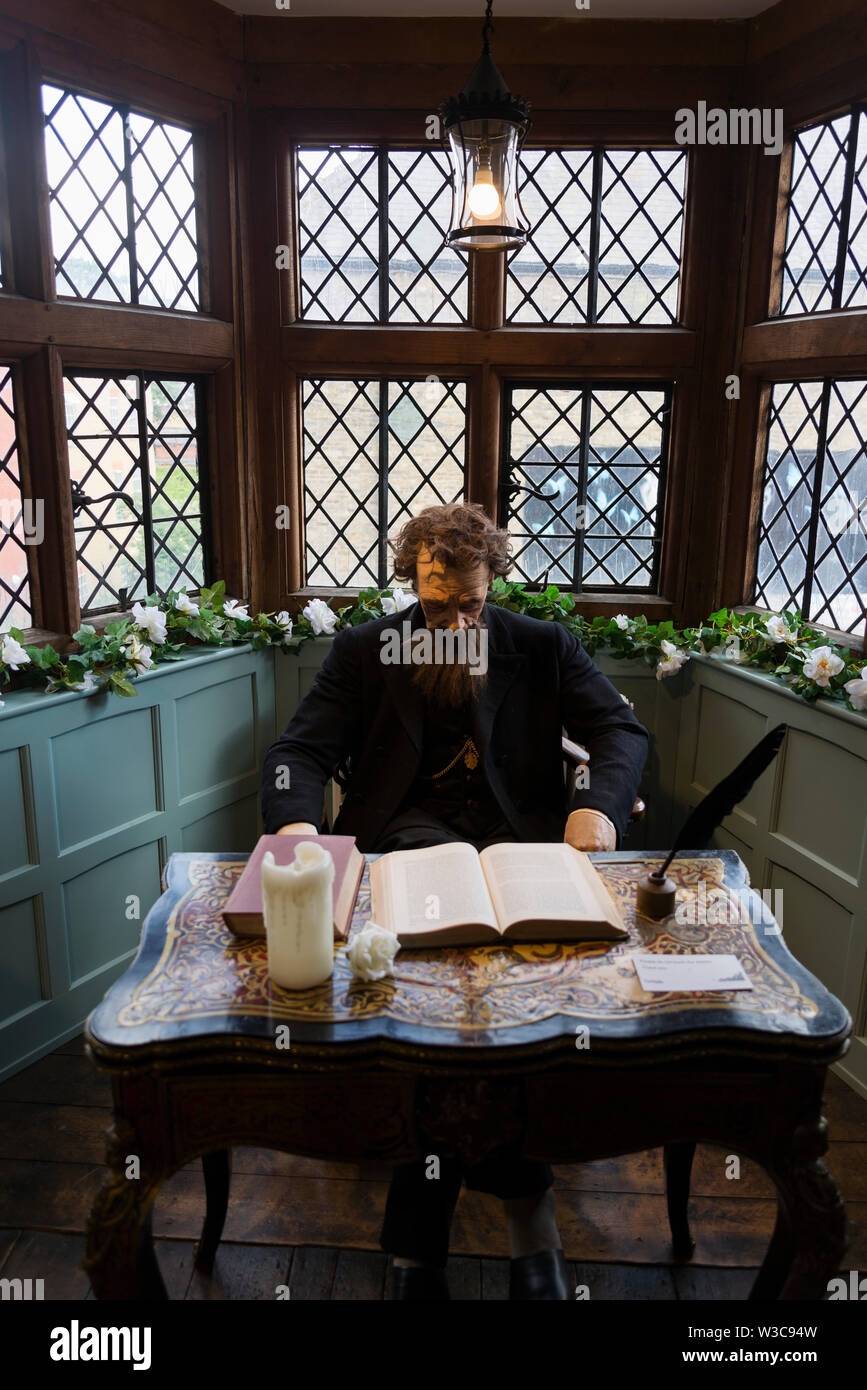 Figure of Charles Dickens at his desk writing, Eastgate House, a Grade I listed Elizabethan townhouse, now it is a Dickens Museum, Rochester, Kent, En Stock Photo