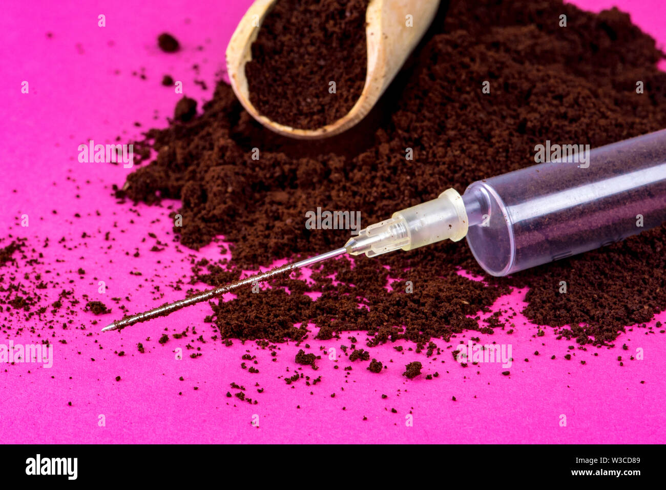 Coffee powder on pink background with syringe of pure caffeine Stock ...