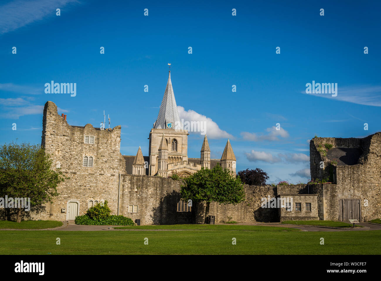 Rochester Cathedral beyond the wall of Rochester Castle walls ...