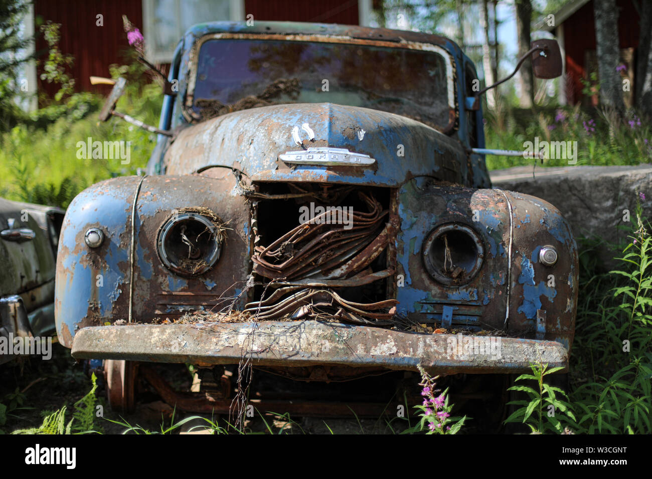 Old British Commer van in disrepair in Ylöjärvi, rural Finland Stock Photo