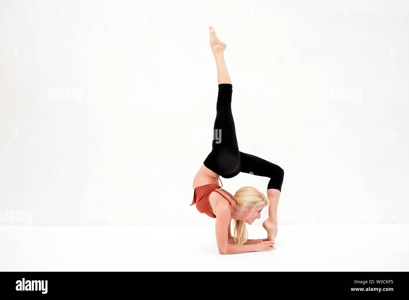 Details more than 82 extreme yoga poses for 1 latest