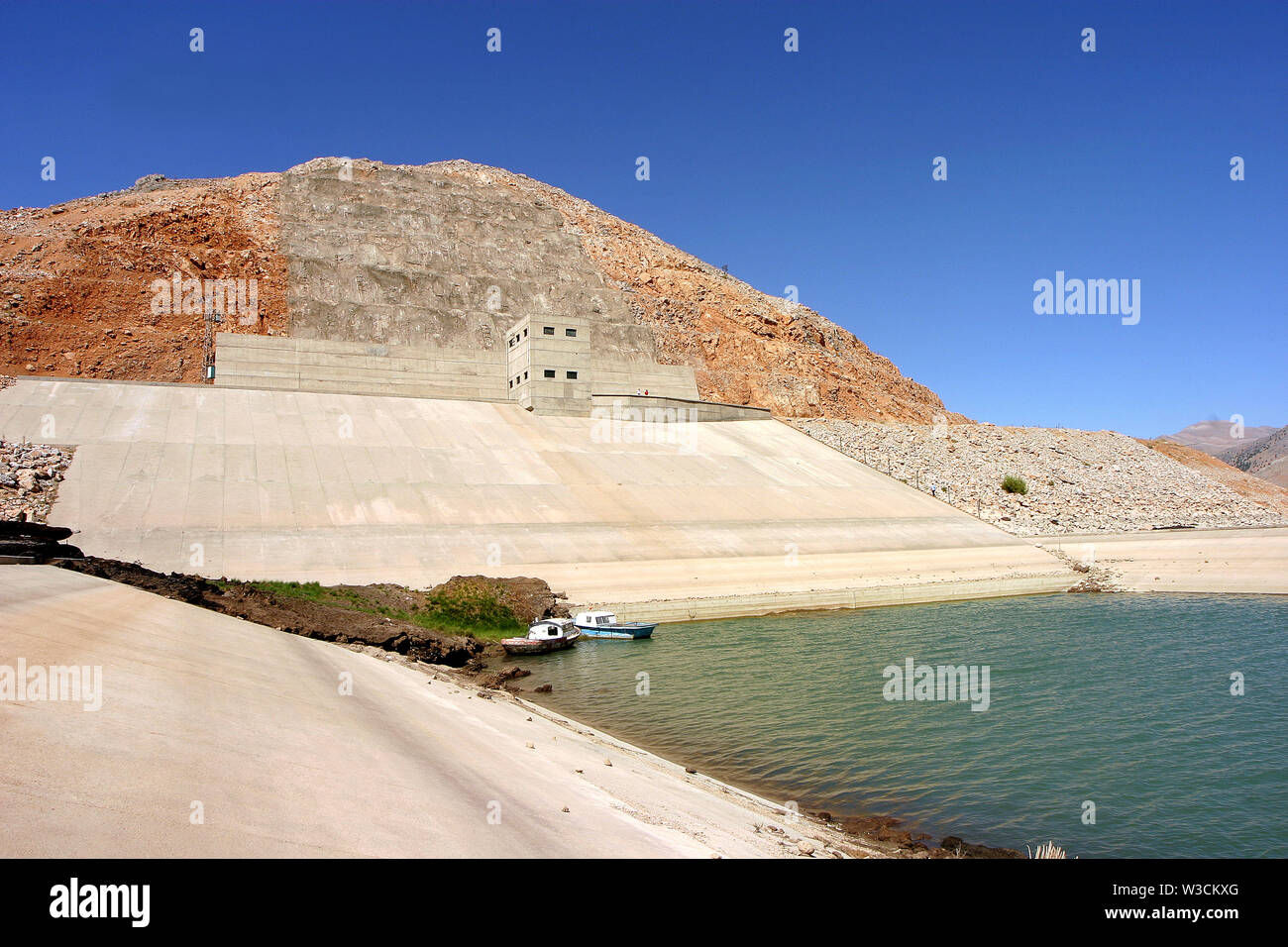 Cat Dam Lake area (Turkish: Çat) in Malatya, Turkey Stock Photo - Alamy