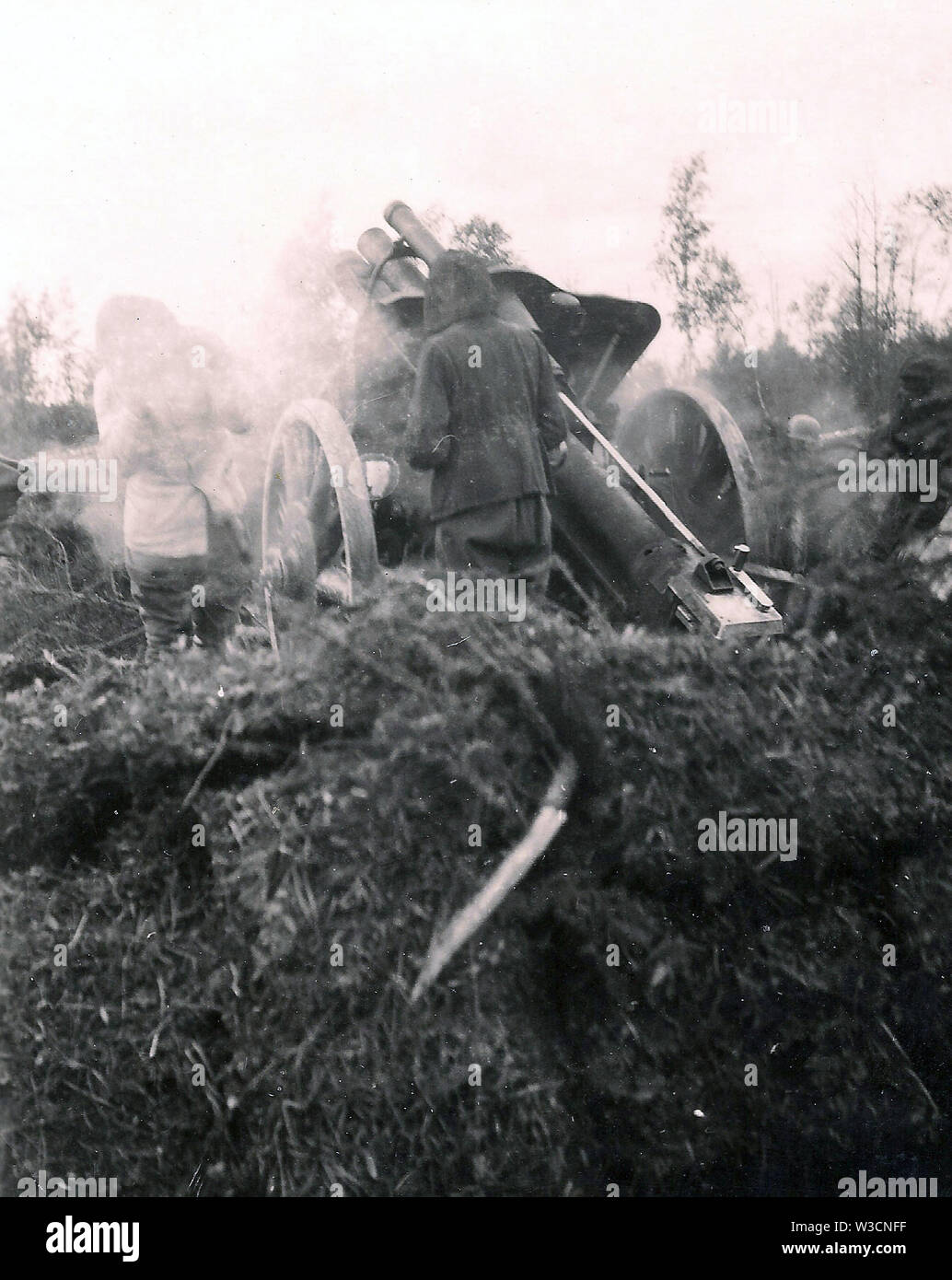 German Soldiers fire a LFH 18 Field Howitzer on the Russian Front  1942 Stock Photo
