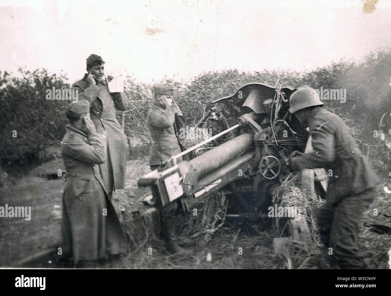 German Soldiers fire a LFH 18 Field Howitzer on the Russian Front 1942 Stock Photo
