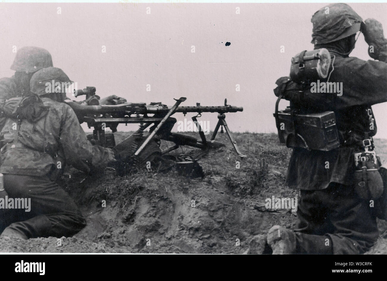 Waffen SS men in Camouflage Smocks with an MG34 Machine Gun on the Russian Front Stock Photo