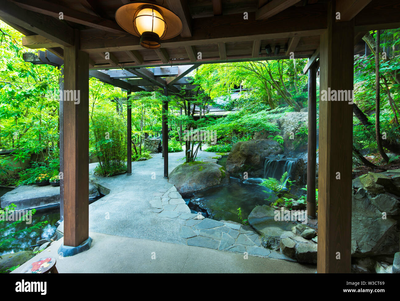 The main courtyard at Iwanoyu ryokan in Nagano, Japan Stock Photo