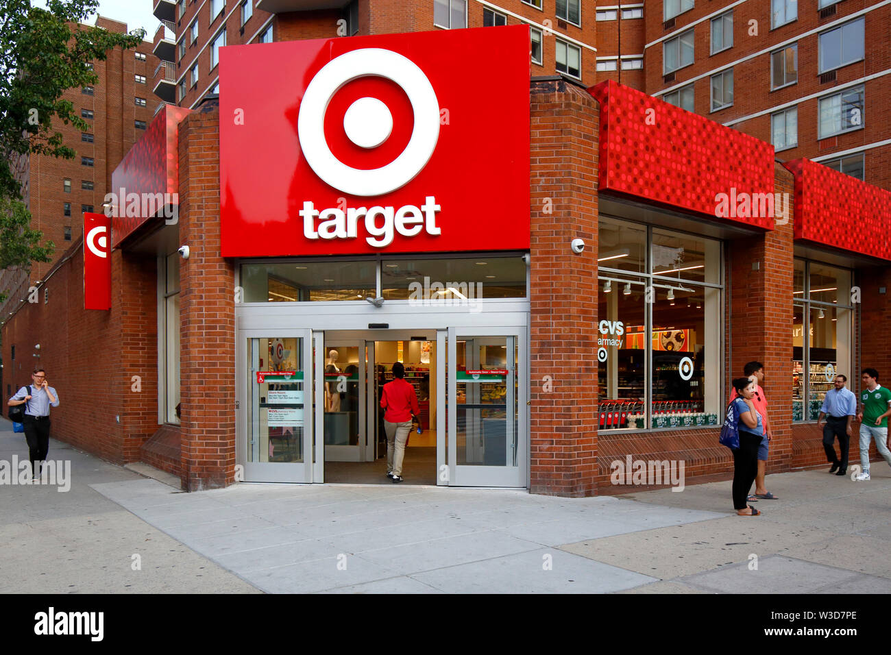 Target, 512 2nd Ave, New York, NY. exterior storefront of a department store in the Kips Bay