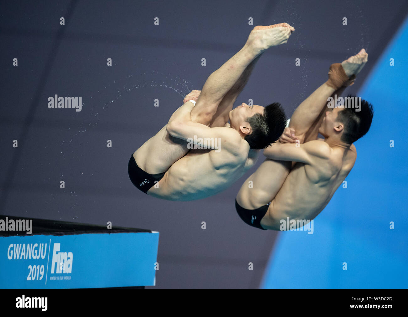 Gwangju, South Korea. 15th July, 2019. Swimming world championship: water diving, ten-meter tower synchronized diving men, qualification. The water jumpers Yuan Cao and Aisen Chen from China in action. Credit: Bernd Thissen/dpa/Alamy Live News Stock Photo