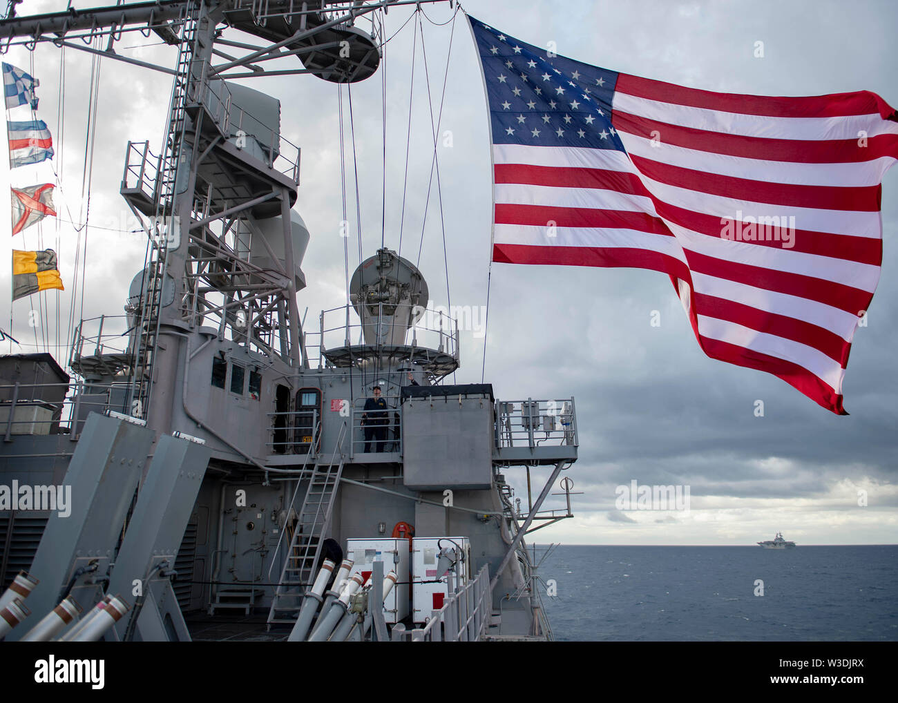 190711-N-WK982-2110 CORAL SEA (July 11, 2019) The crew of the Ticonderoga-class guided-missile cruiser USS Chancellorsville (CG 62) maneuvers into formation during Talisman Sabre 2019. Talisman Sabre 2019 illustrates the closeness of the Australian and U.S. alliance and the strength of the military-to-military relationship. This is the eighth iteration of this exercise. (U.S. Navy photo by Mass Communication Specialist 2nd Class John Harris/Released) Stock Photo