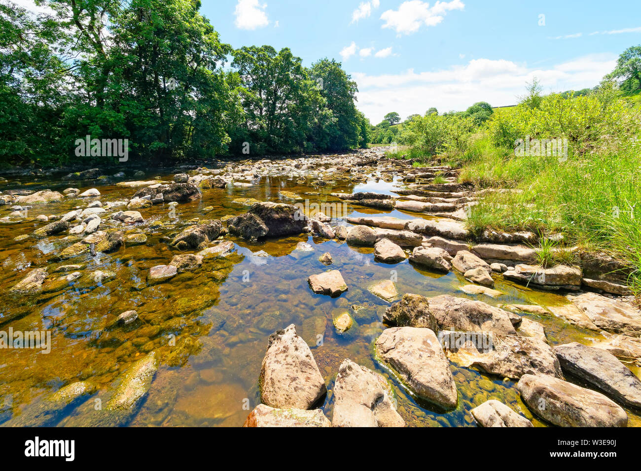 Jumbles Rocks Water flows over and around river boulders hi-res stock photography and ...