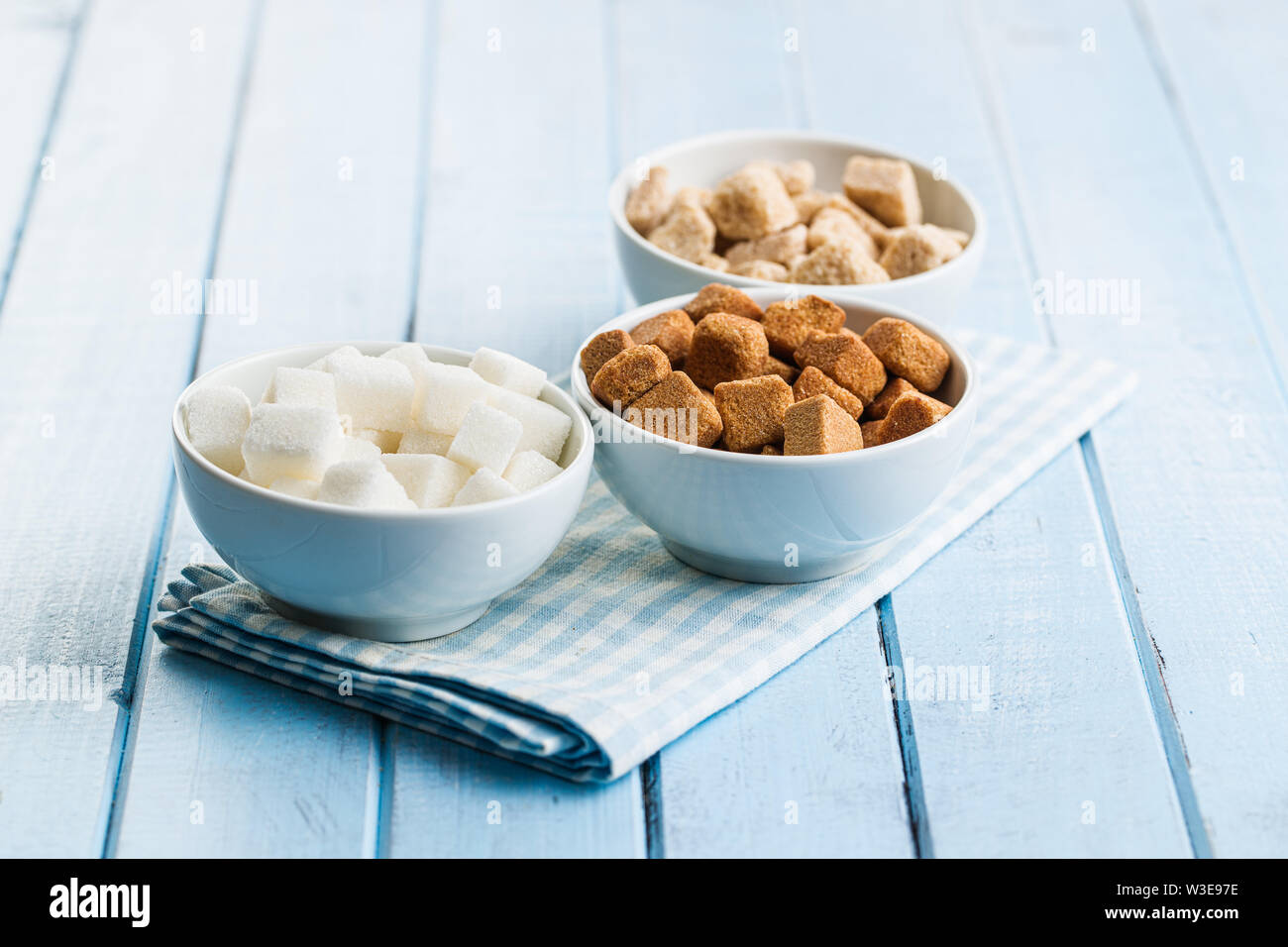 White and brown sugar cubes in bowls Stock Photo Alamy