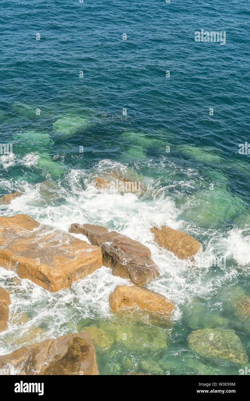 Foamy waves splashing on rock hi-res stock photography and images - Alamy
