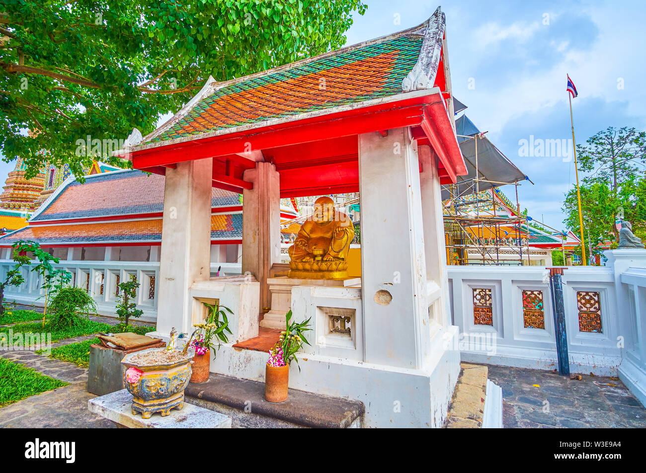 The sculpture of golden Budai (Hotei), colated in covered chapel in small Missakawan Park on the territory of wat Pho complex, Bangkok, Thailand Stock Photo