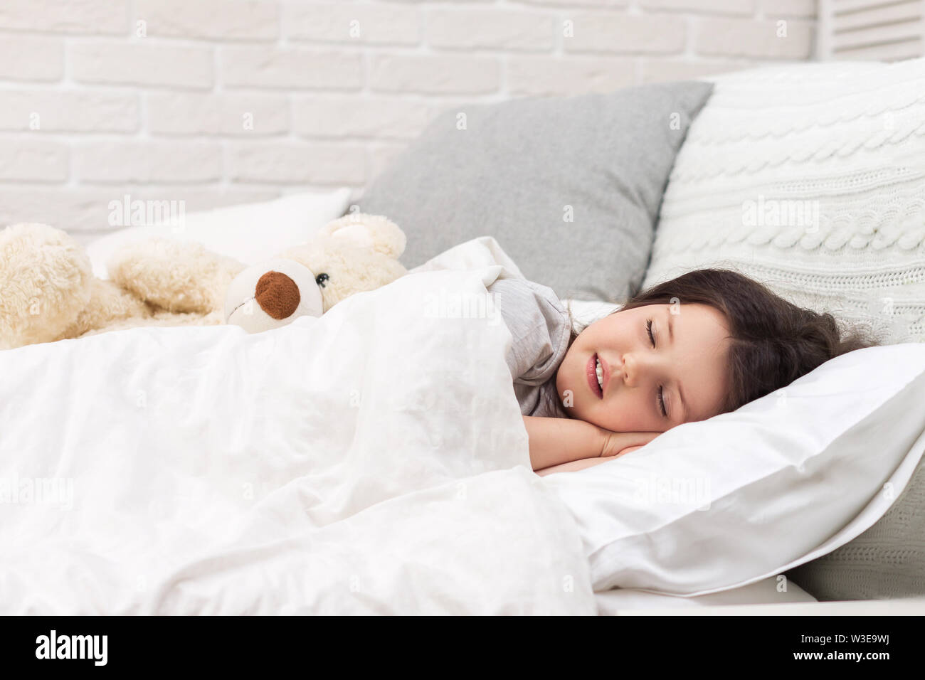 Cute little child girl sleeping with teddy bear in her bed Stock Photo ...
