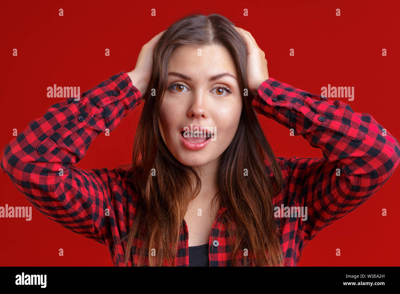 surprised pretty young woman Stock Photo - Alamy