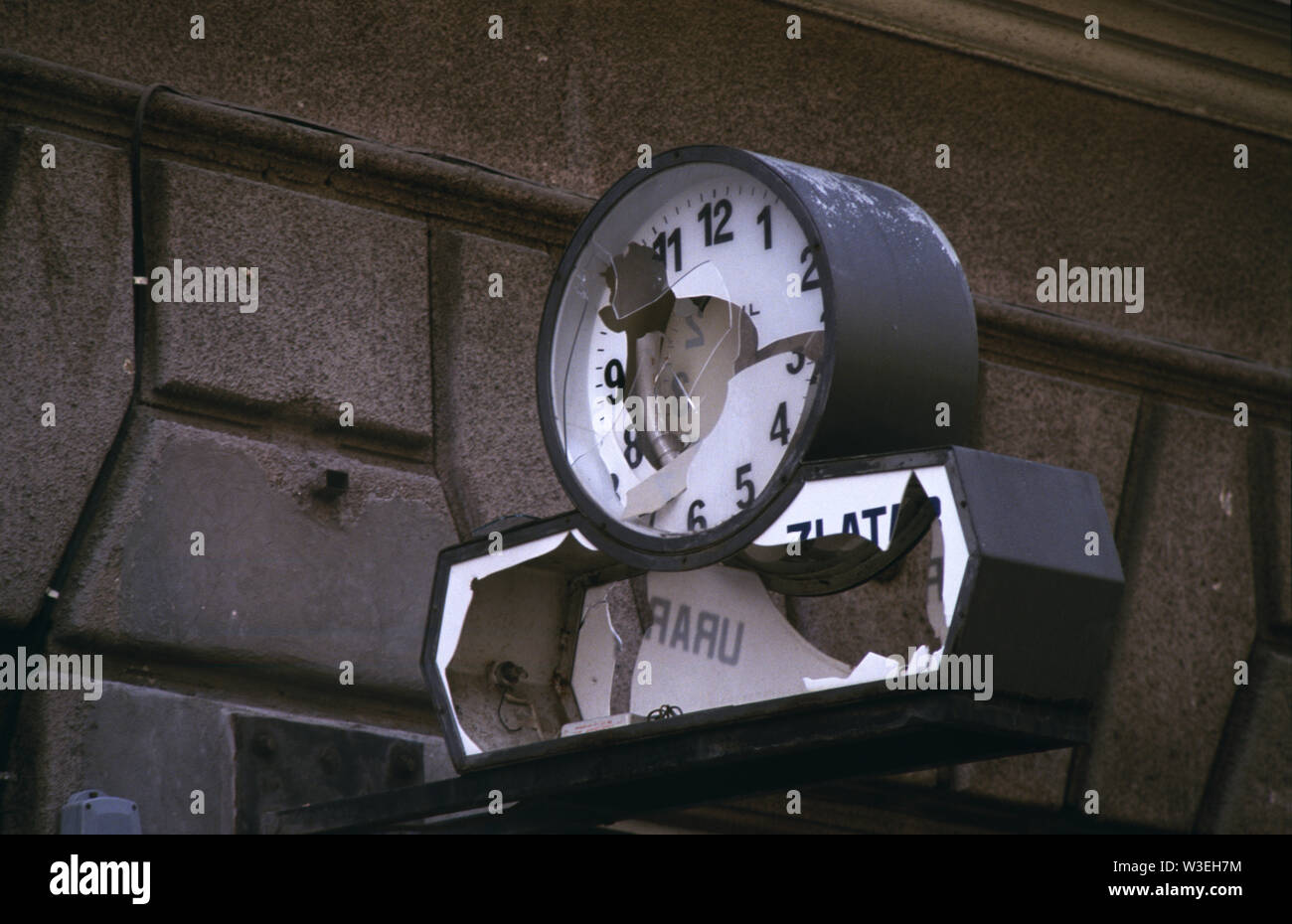 5th April 1993 During the Siege of Sarajevo: a broken clock mounted on a wall bracket in Vase Miskina (today called Ferhadija Street). Stock Photo
