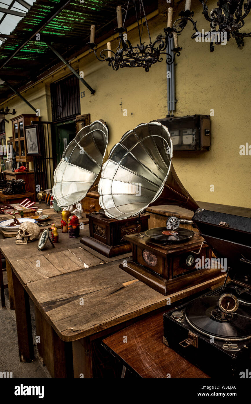 ANTIQUES - FLEE MARKET BUDAPEST HUNGARY - HASZNALTCIKK PIAC - VINTAGE AND  RETRO GOODS FOR SALE - MARCHE AUX PUCES BUDAPEST - VINTAGE BROCANTE ©  Frédéric BEAUMONT Stock Photo - Alamy
