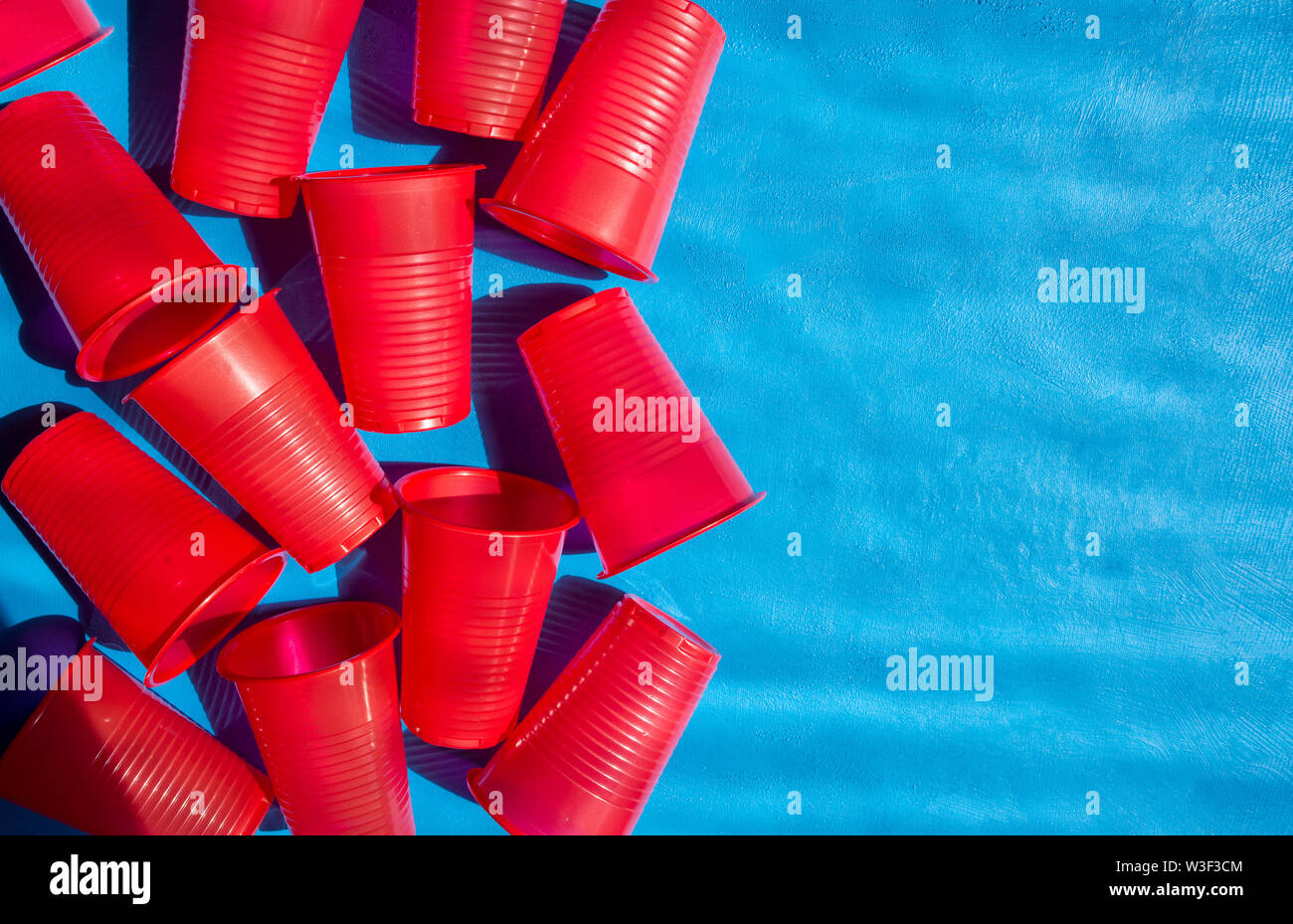 Red plastic cups hi-res stock photography and images - Alamy
