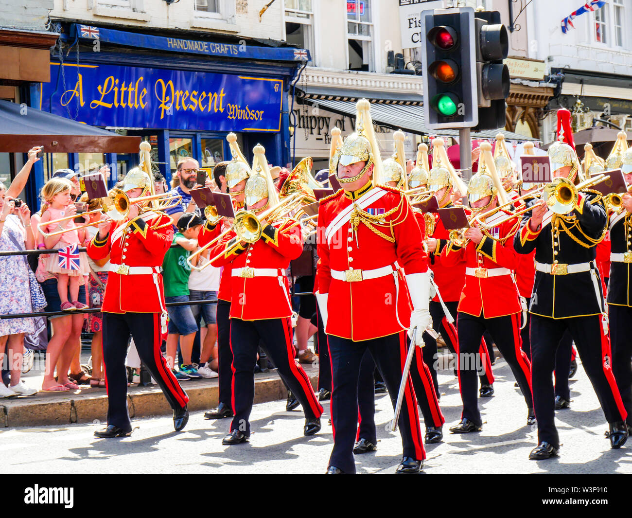 Queens guard marching hires stock photography and images Alamy