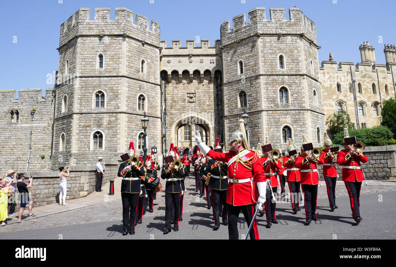 Changing The Guard at Windsor Castle, Queens Life Guard, Windsor Castle, Windsor, Berkshire, England, UK, GB. Stock Photo